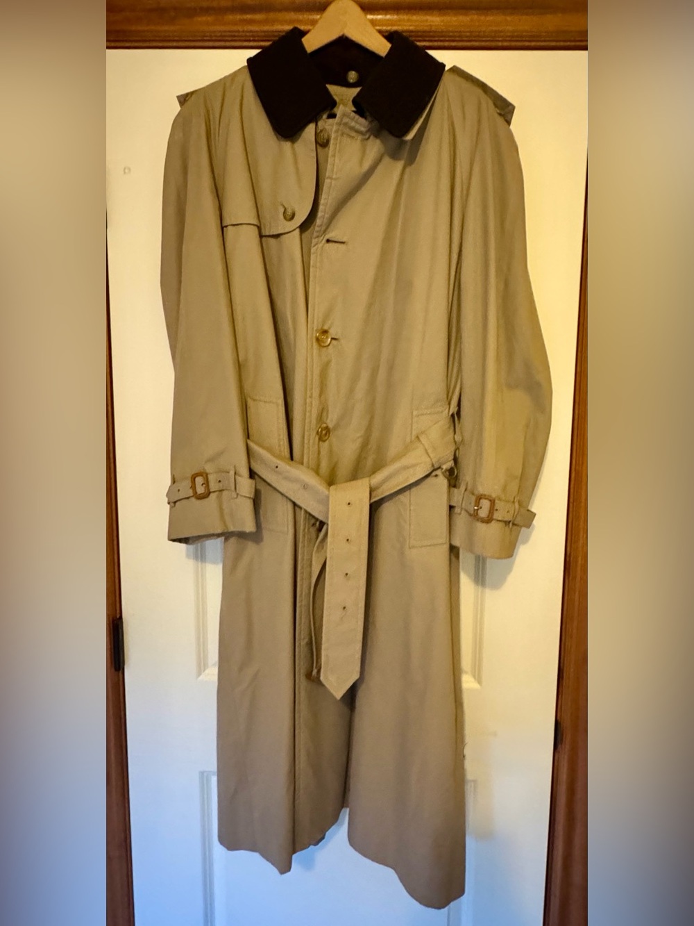 Burberry Men’s Classic Beige Trench Coat Size 42R